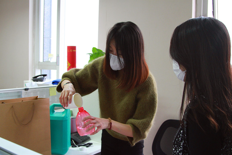 徐銳采購并分發消毒液_副本